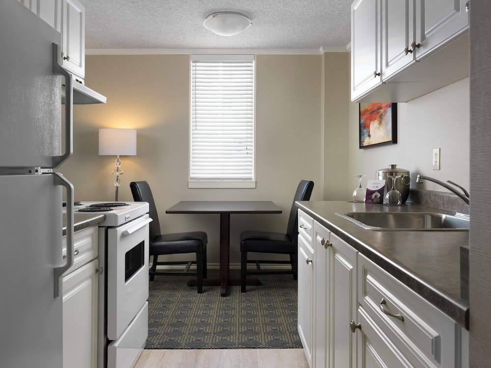 Chateau Victoria Hotel And Suites 58/68