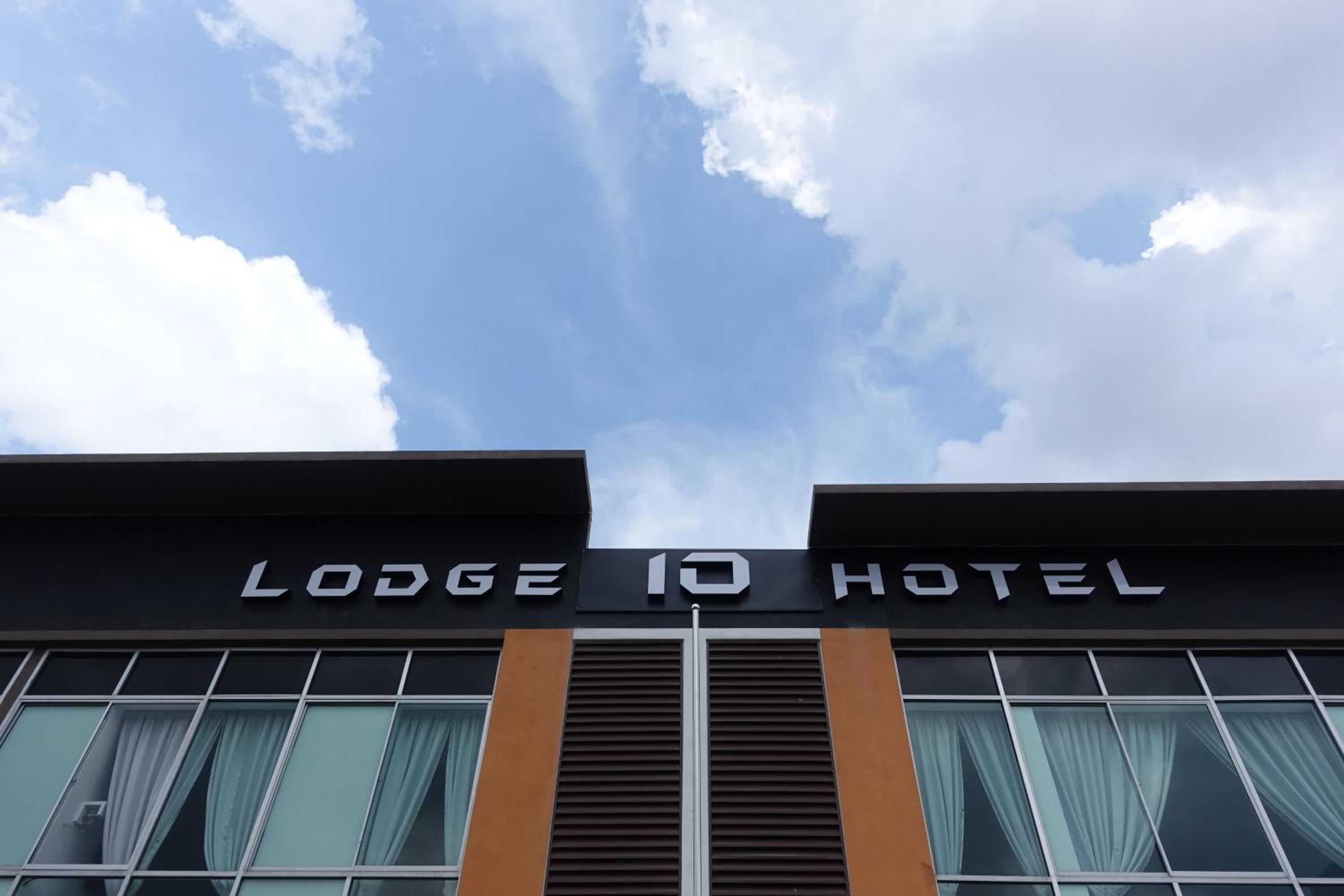 Lodge 10 Hotel 2/26