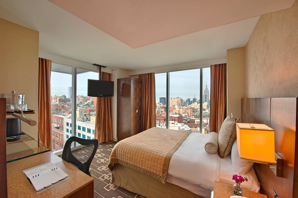 DELUXE, KING BED