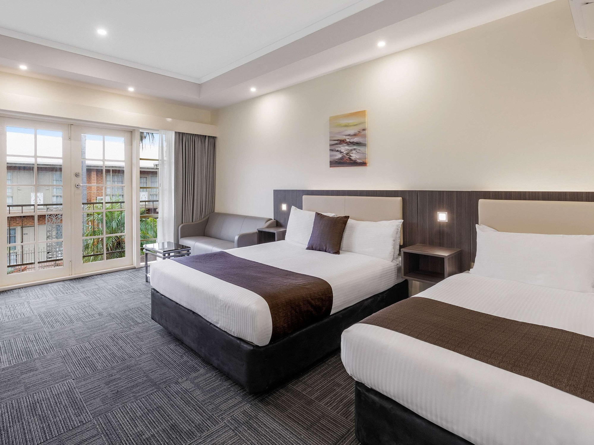 Upstairs, Executive, Suite, 1 Queen and 1 Single Bed