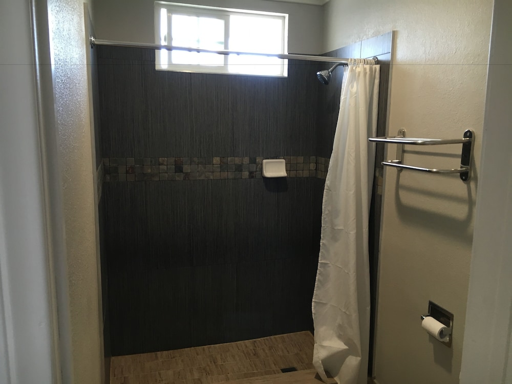 Town House Motel 48/48
