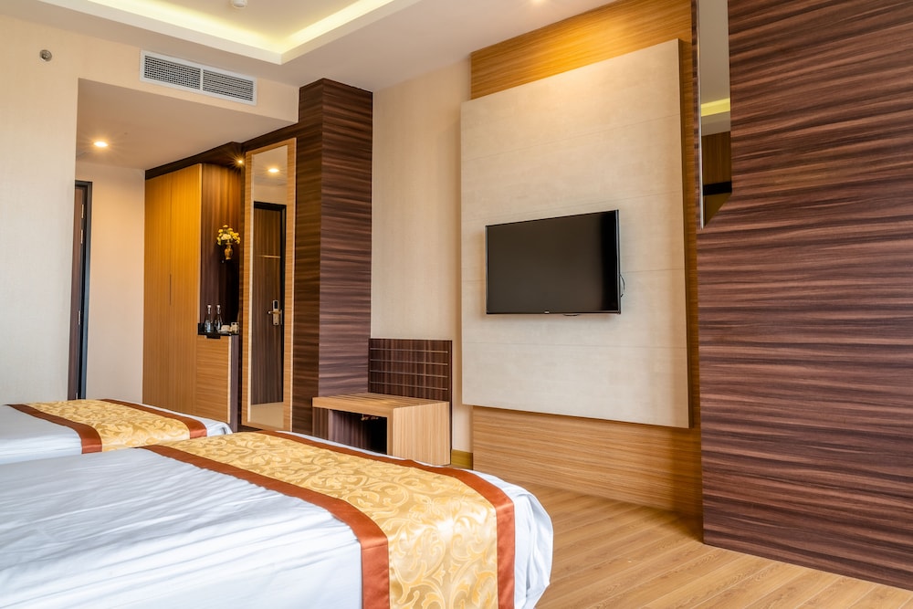 DELUXE, DOUBLE OR TWIN BED