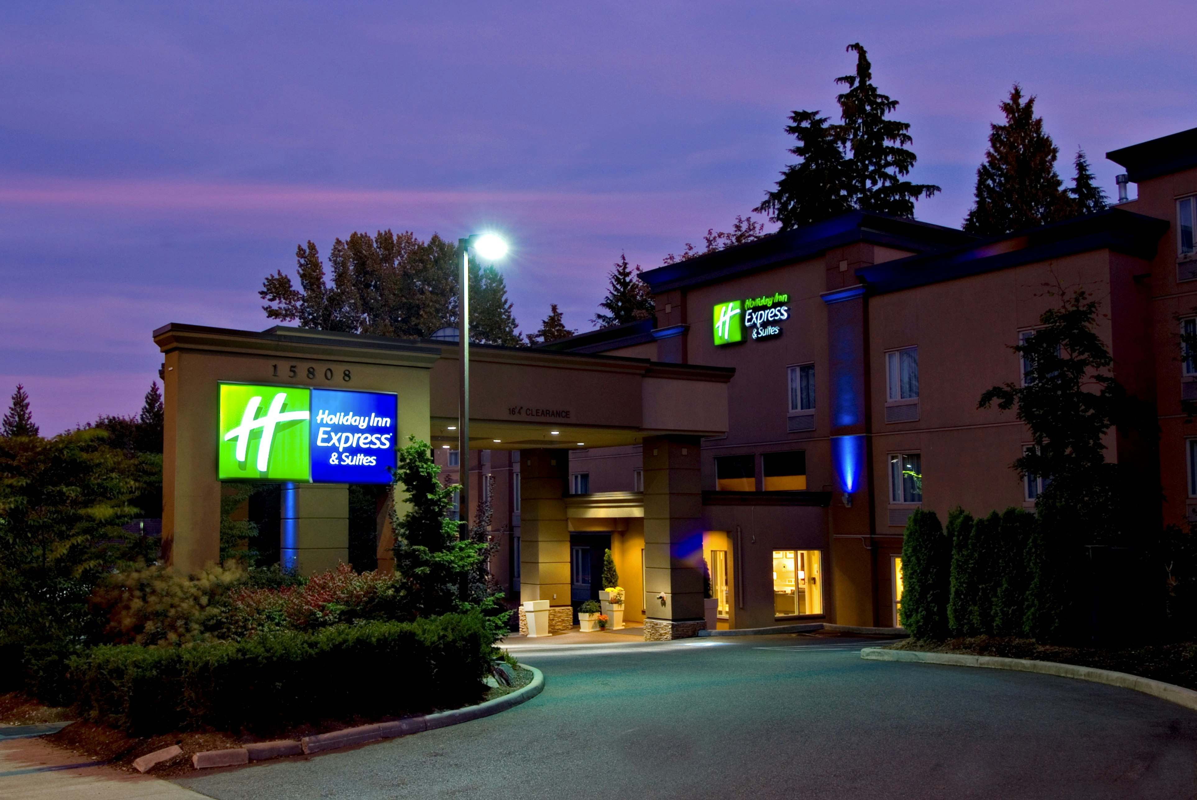 Holiday Inn Express Suites Surrey 1/50