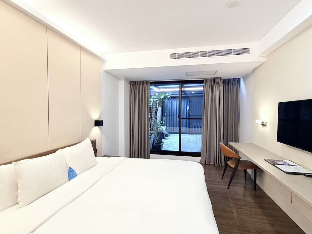 2 BEDROOMS, DELUXE, BALCONY