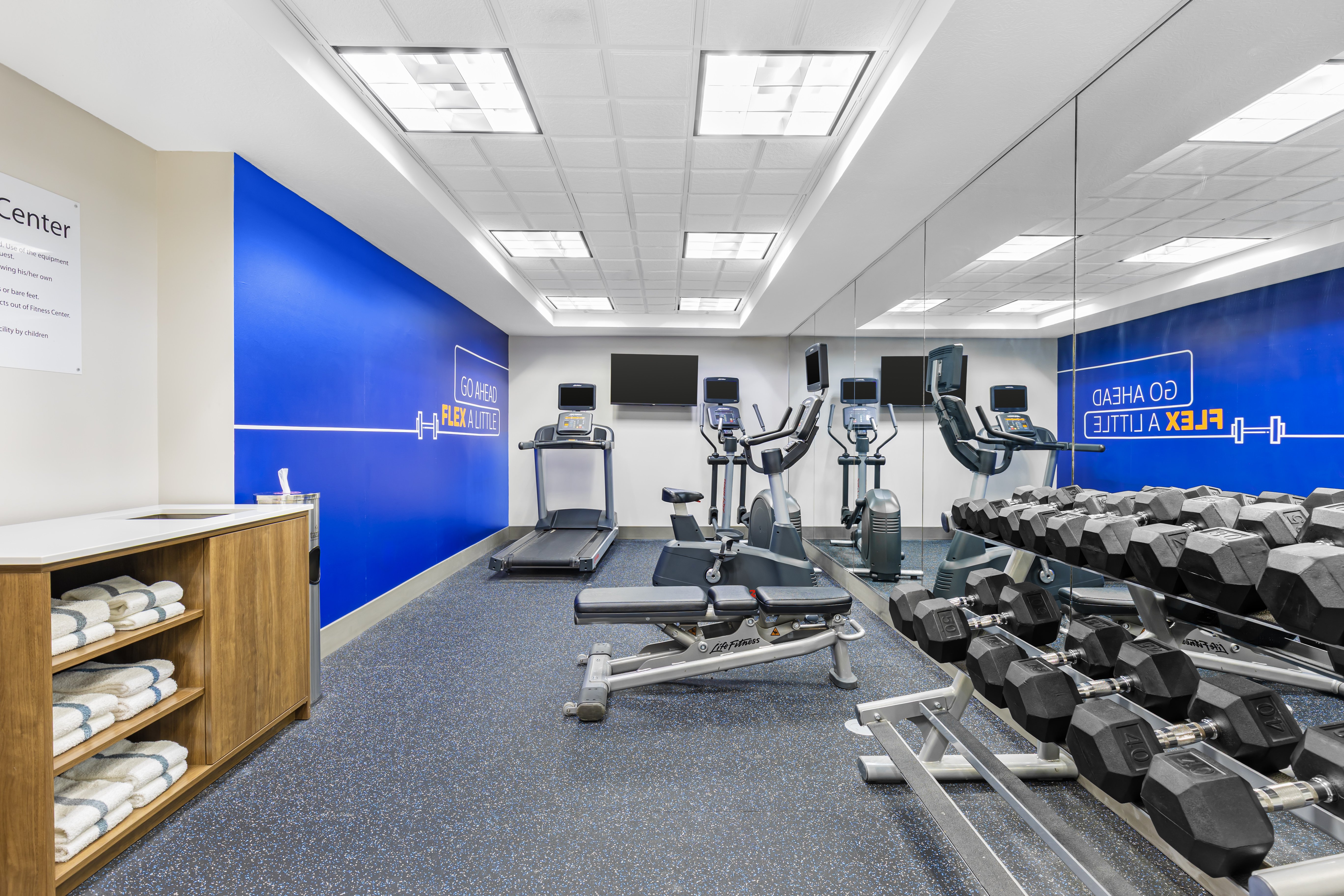 Holiday Inn Express Hotel Suites Charlotte 34/44