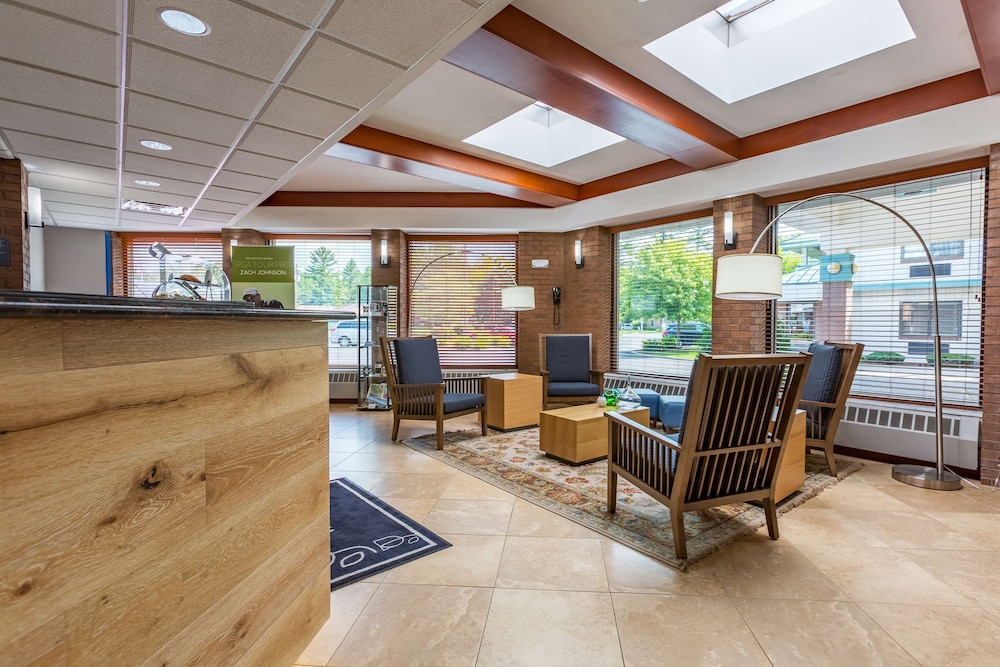 Country Inn and Suites by Radisson, Traverse City, MI 35/46