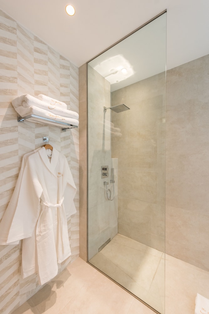 The Garden Suites 40/42