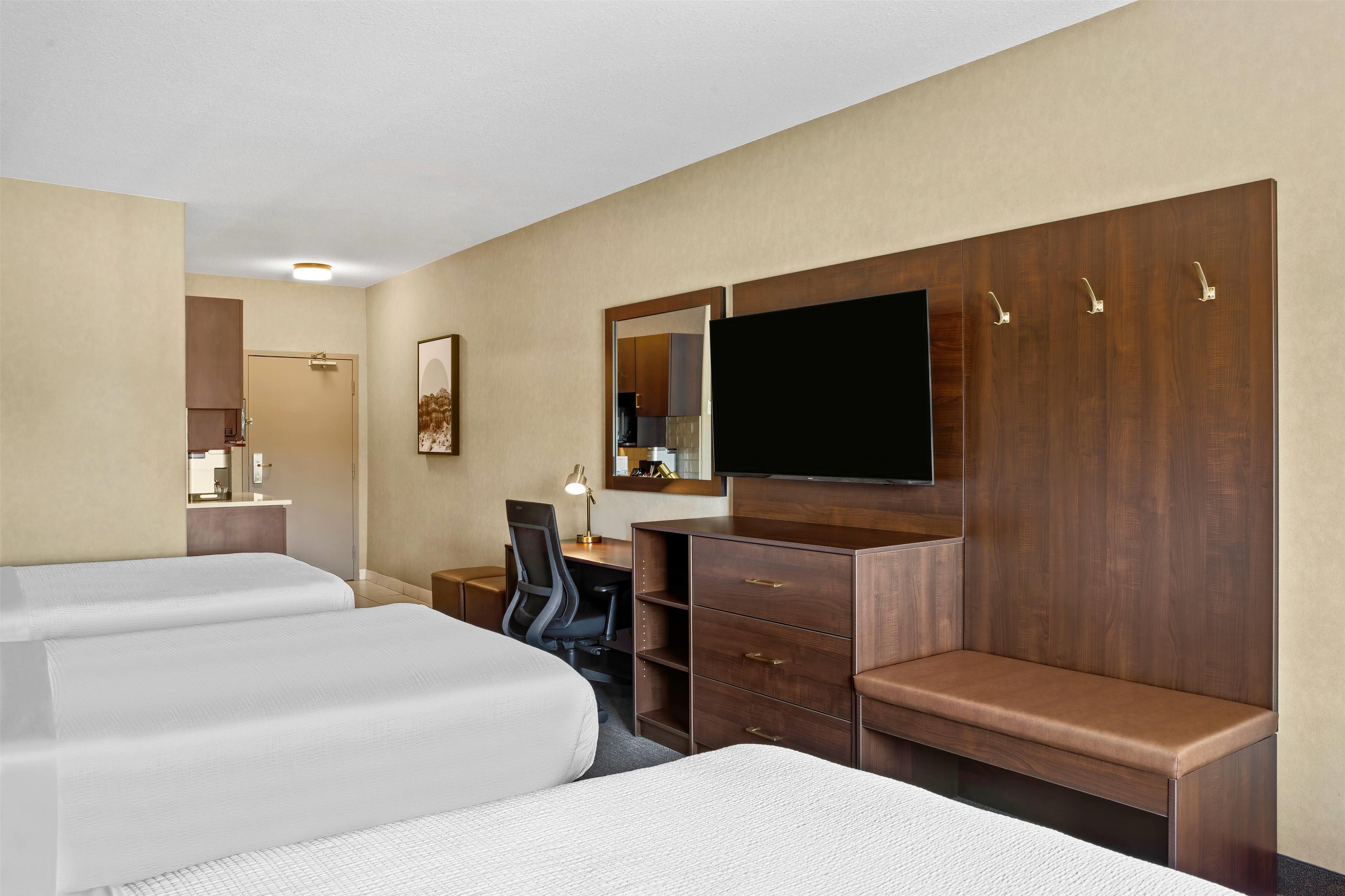غرفة بسريرين مزدوجين، Ramada By Wyndham Drumheller Hotel & Suites 4/4