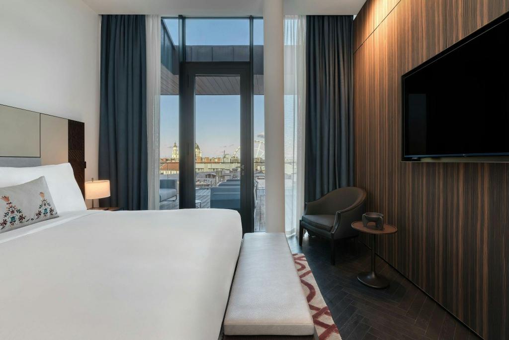 1 Bedroom, Contemporary, Suite, King Bed, Street View, Balcony