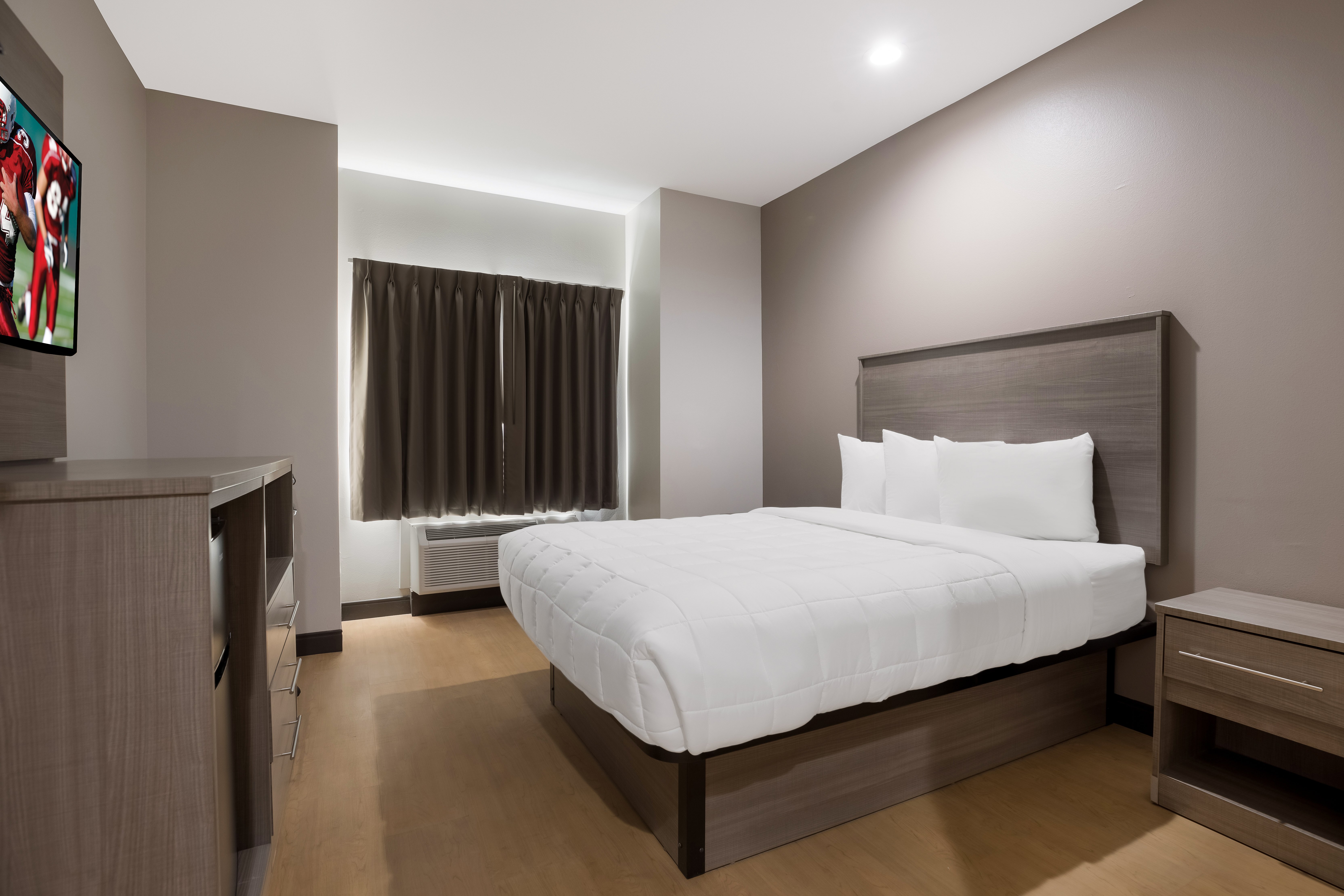 DELUXE, QUEEN BED, ACCESSIBLE
