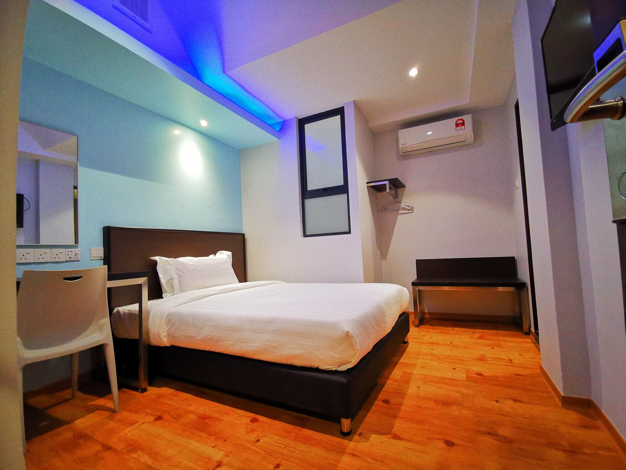 STANDARD, QUEEN BED