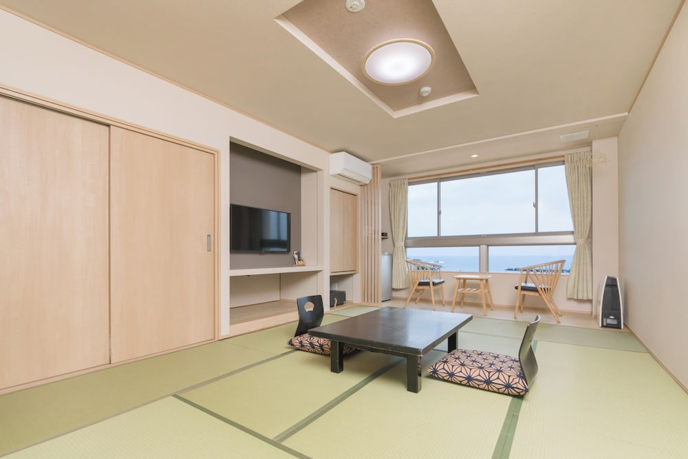Renovated, Japanese, 4 Futon Beds, Ocean View