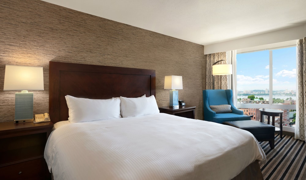 EXECUTIVE, KING BED