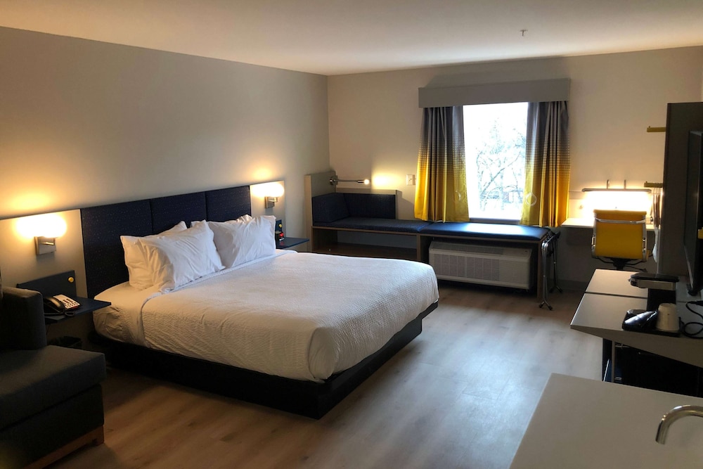 Microtel Inn and Suites by Wyndham Hot Springs 16/29