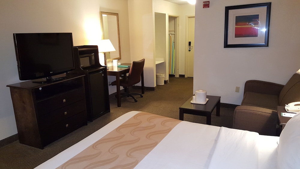 Quality Inn and Suites Conference Center West Chester 24/41