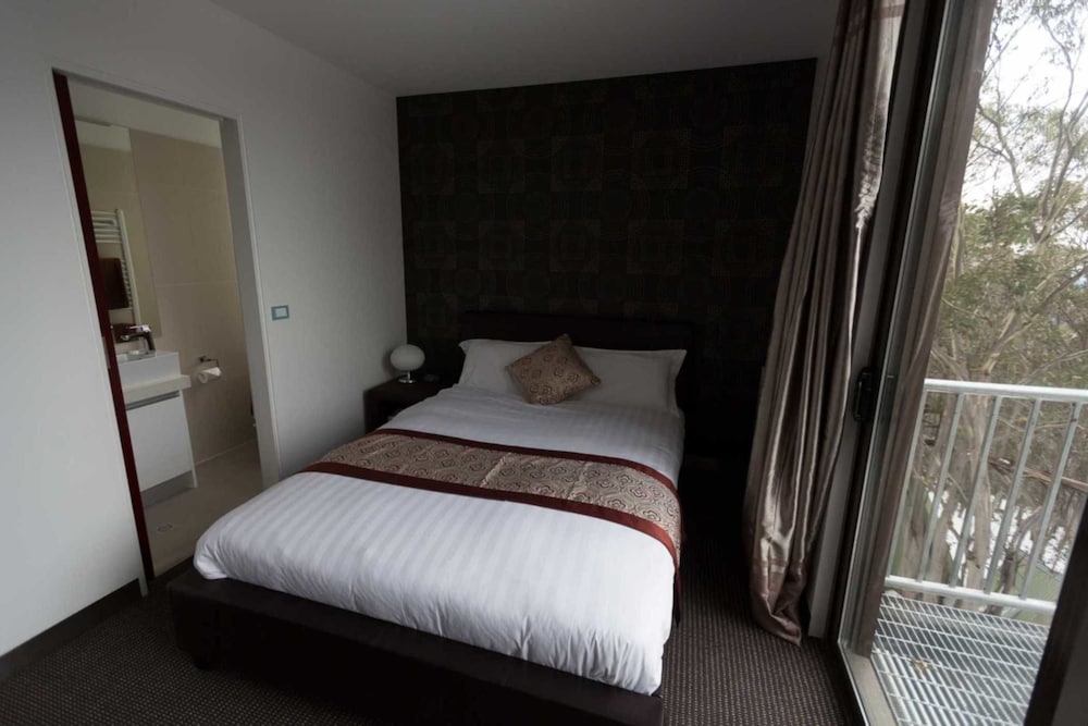 ROOM, QUEEN BED, BALCONY
