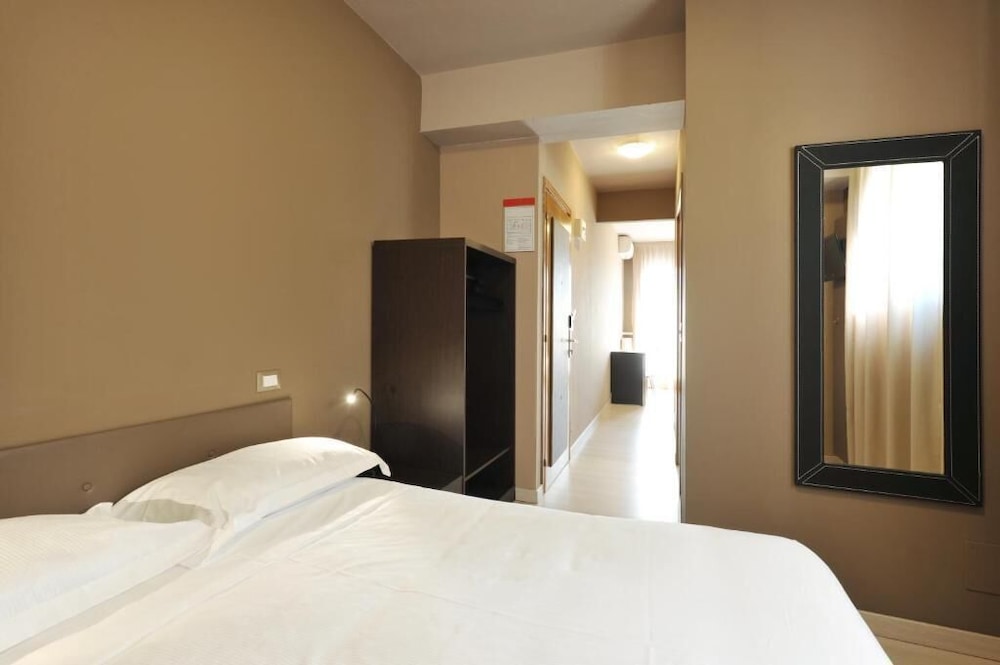 M14 Hotel 27/56