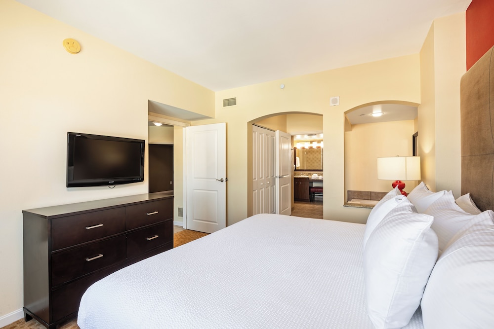 1 BEDROOM, FAMILY SUITE, POOL VIEW