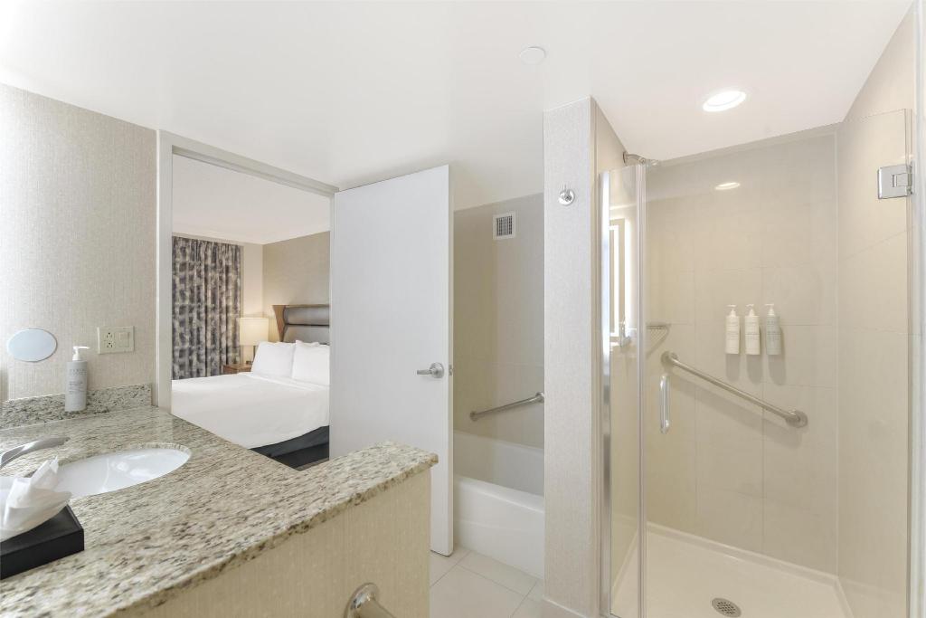 جناح بسريرين مزدوجين مع أريكة لذوي الإعاقة، Embassy Suites by Hilton Anaheim Orange 5/5
