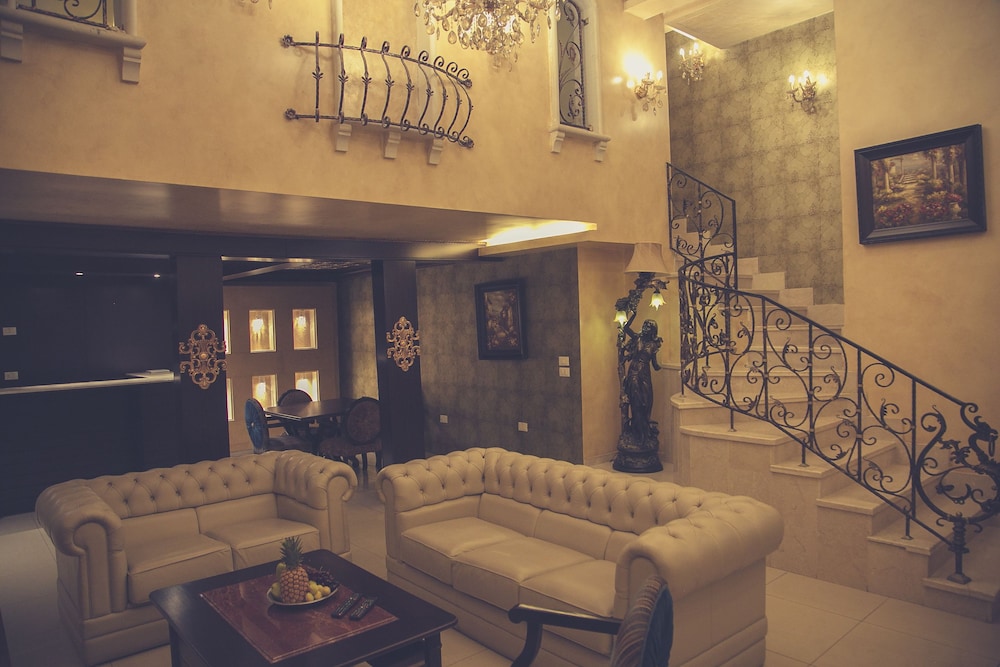 QUEENS SUITE HOTEL 39/61