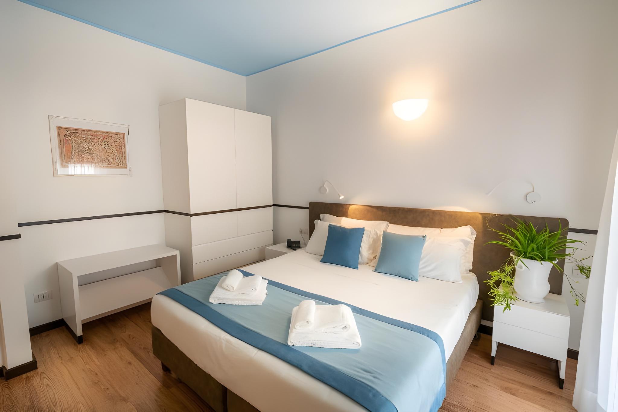 Classic, 2 Double Beds, Side Sea View