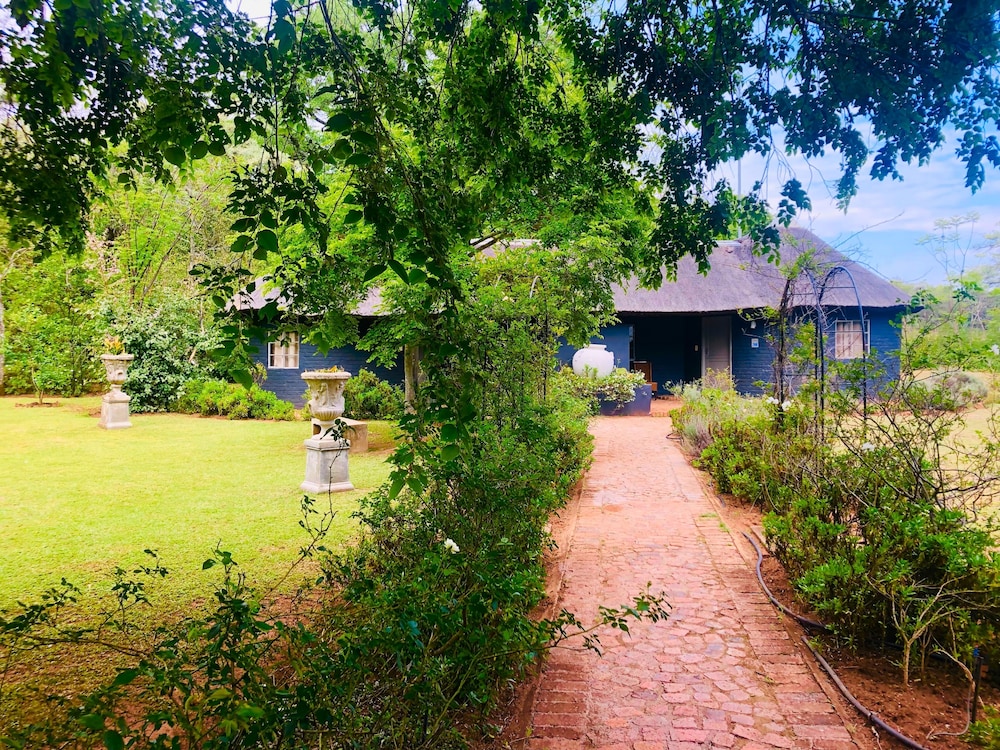 Shangri-La Country Hotel 48/50