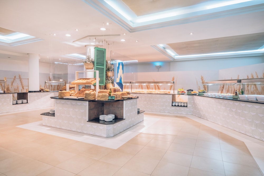 Iberostar Waves Club Cala Barca 8/50
