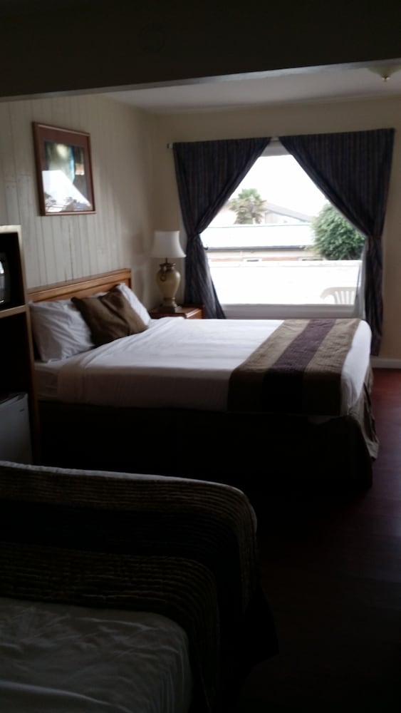 Blue Coast Inn and Suites 13/41