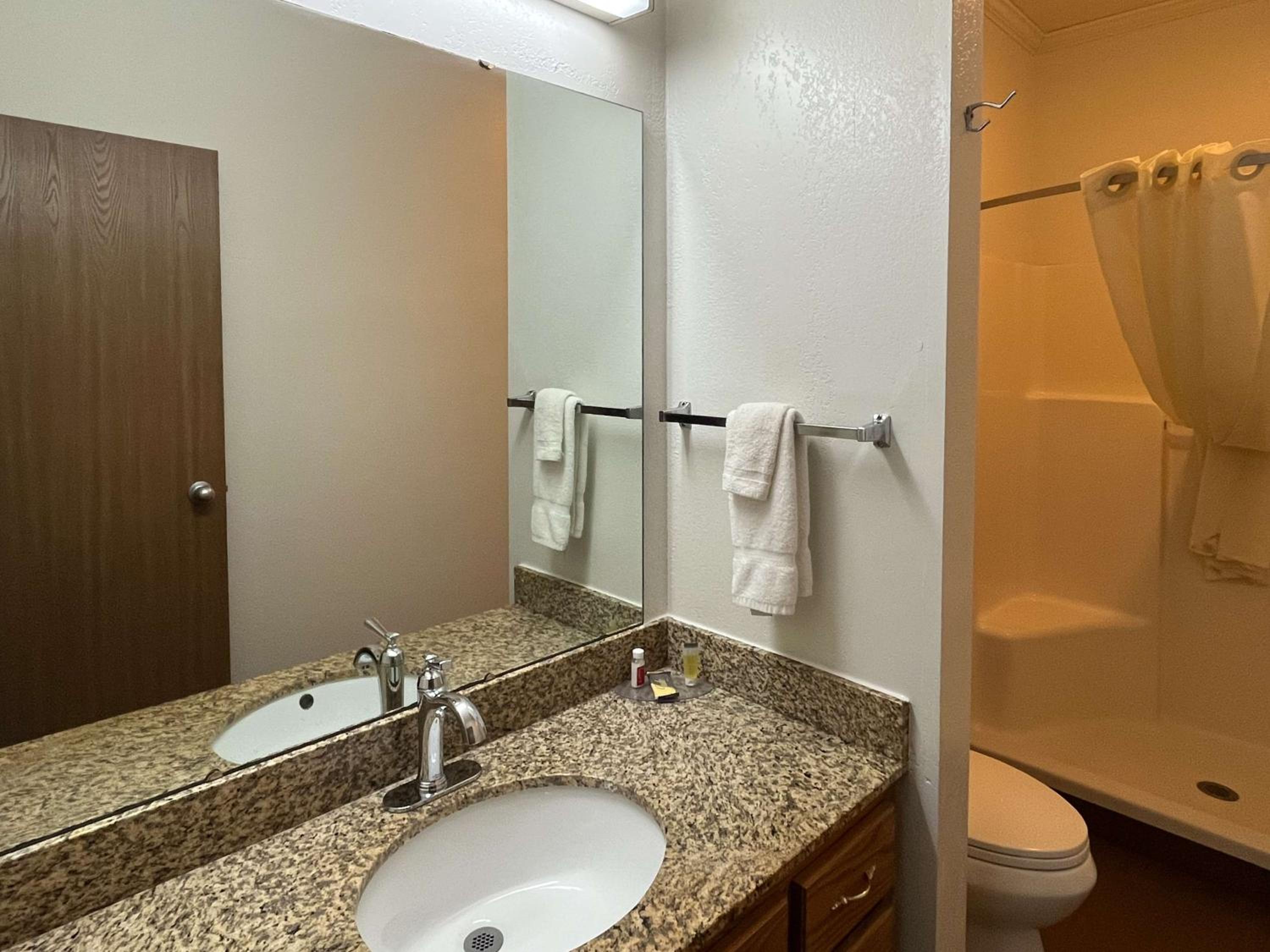 غرفة بسرير كينج، Motel6 Portland, IN 3/4