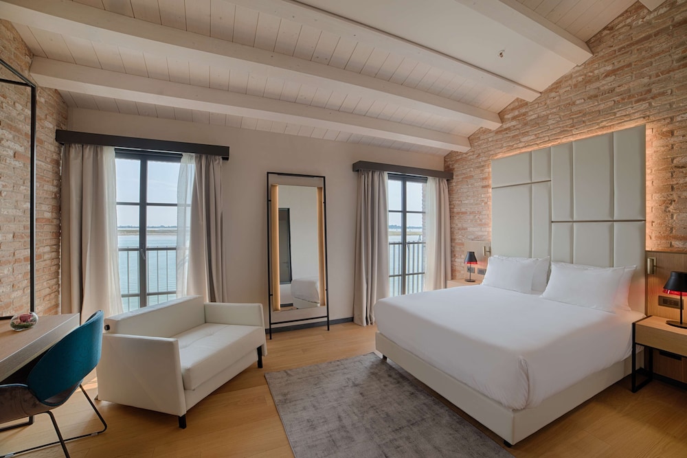 Junior Suite, with Extra Bed, Lagoon View، Nh Collection Venezia Murano Villa 2/10