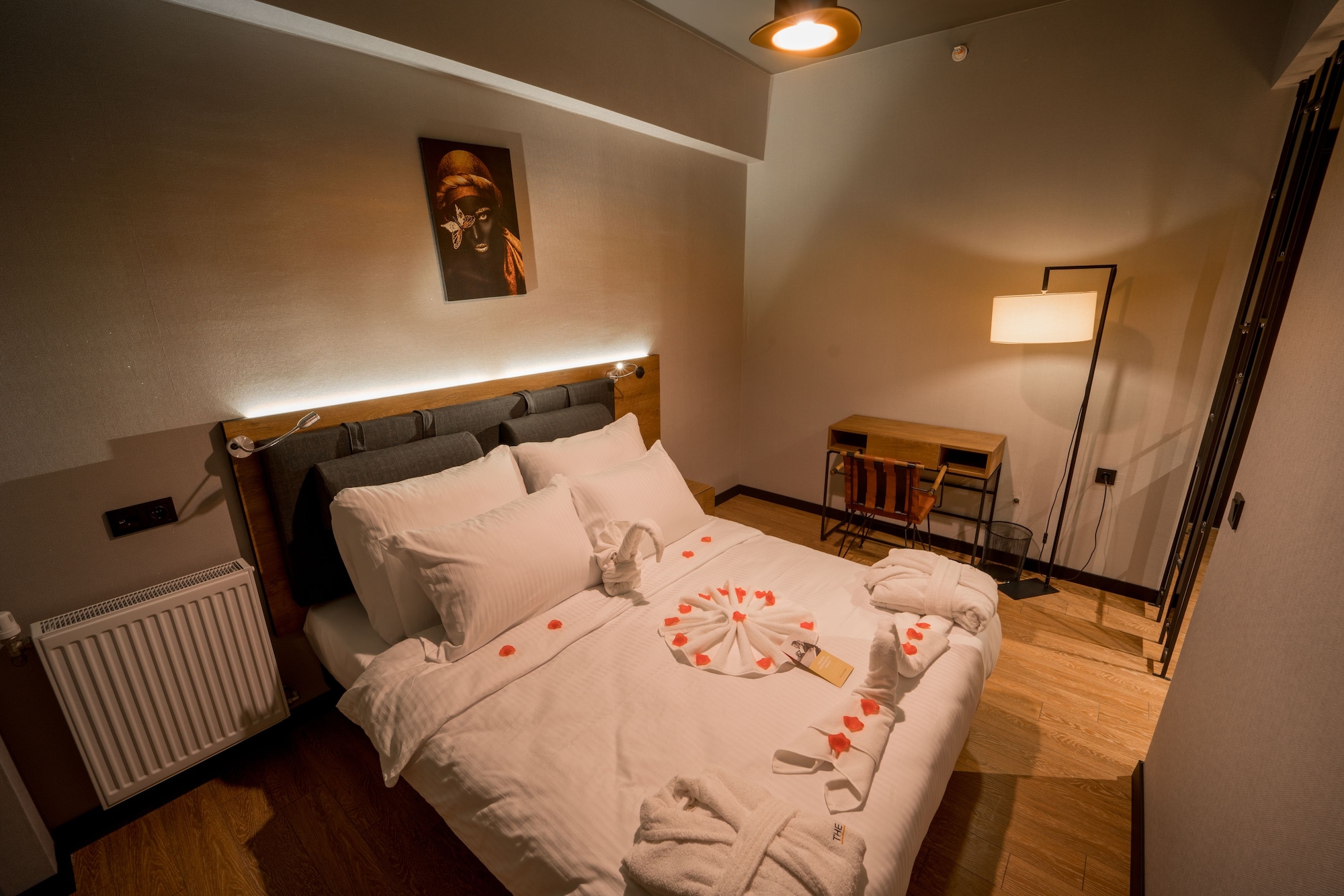 Junior Suite, Murphy Bed, Queen Bed, Mountain View, Sofa