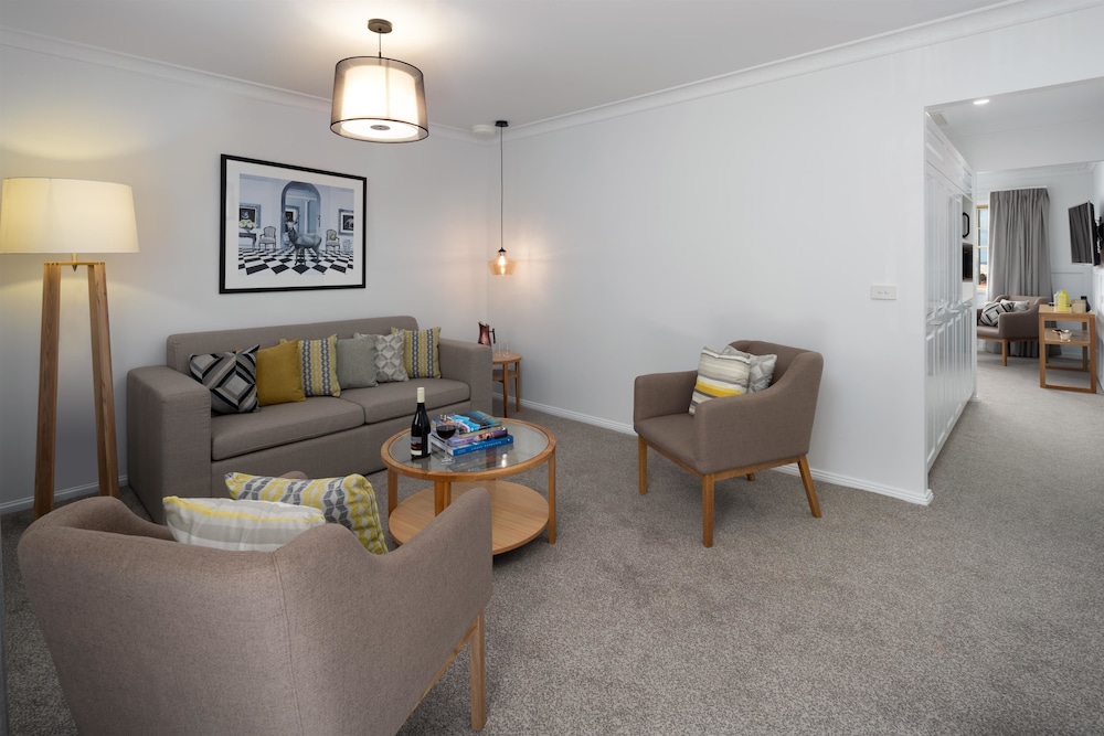 RYDGES HOBART 46/67