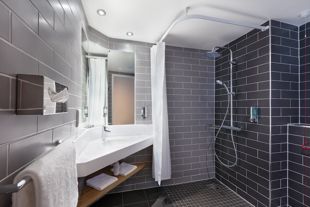 Holiday Inn Express Strathclyde Park M74 Jct 5 12/43
