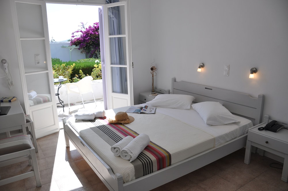 Akrotiri Hotel 23/68