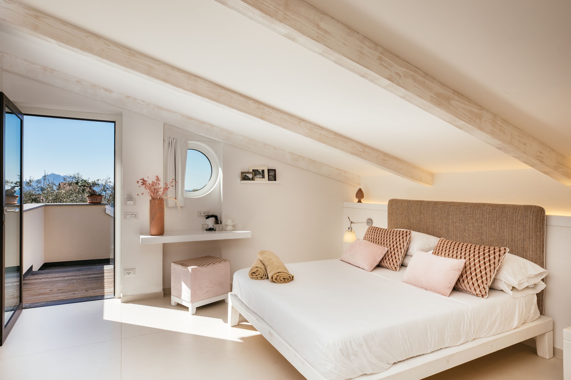 SUITE, KING BED, SEA VIEW