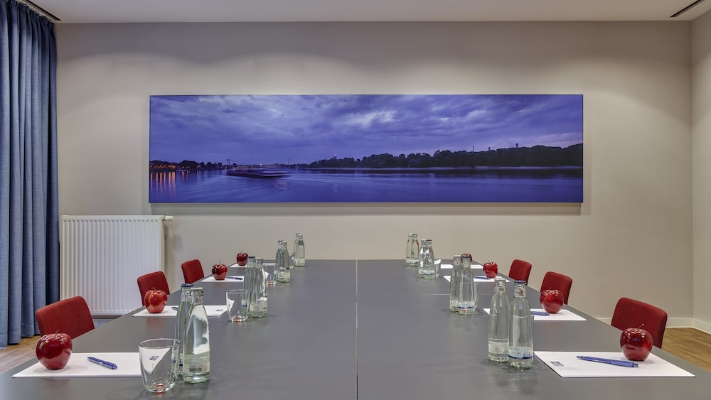 HOLIDAY INN EXPRESS COLOGNE TROISDORF 11/42