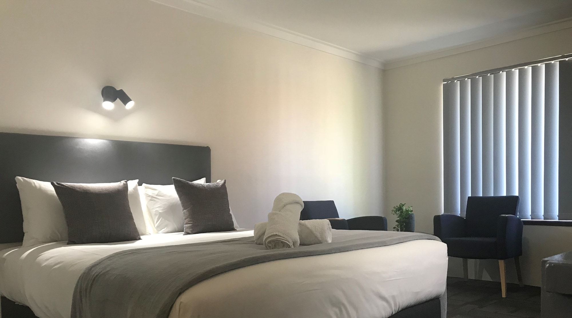 DELUXE, QUEEN BED