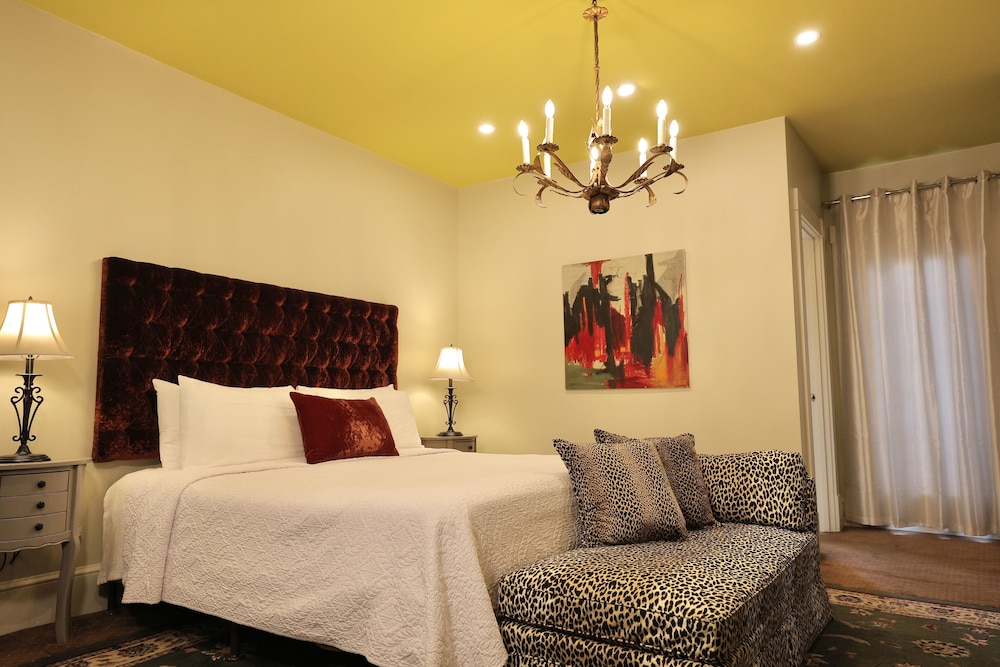 Newport, Traditional, King Bed