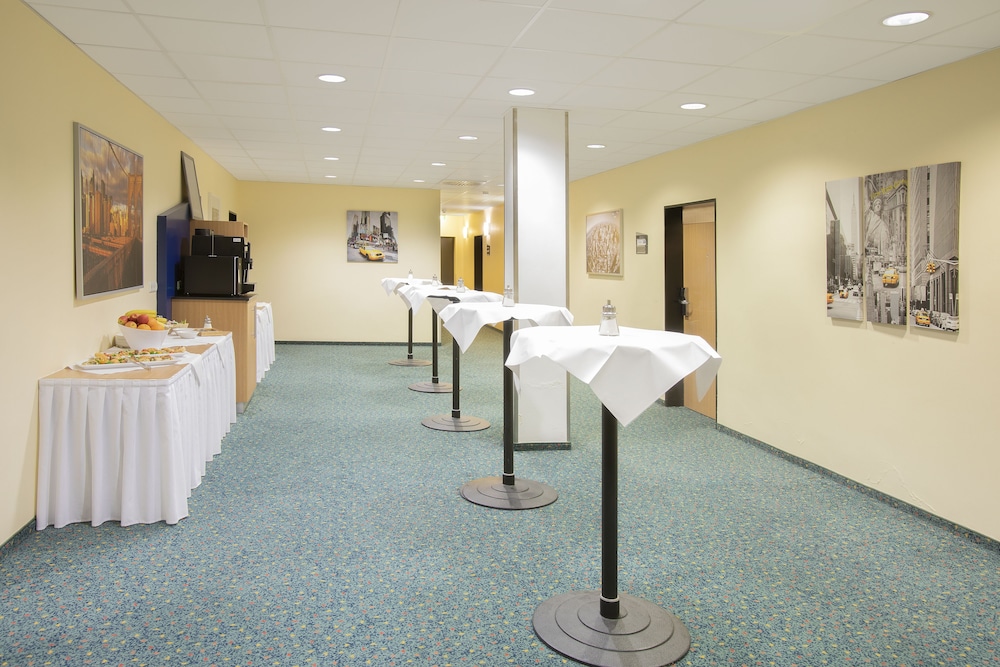 HOLIDAY INN EXPRESS FRANKFURT AIRPORT 16/58