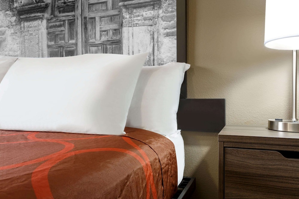 Super 8 by Wyndham San Antonio Airport North 24/45