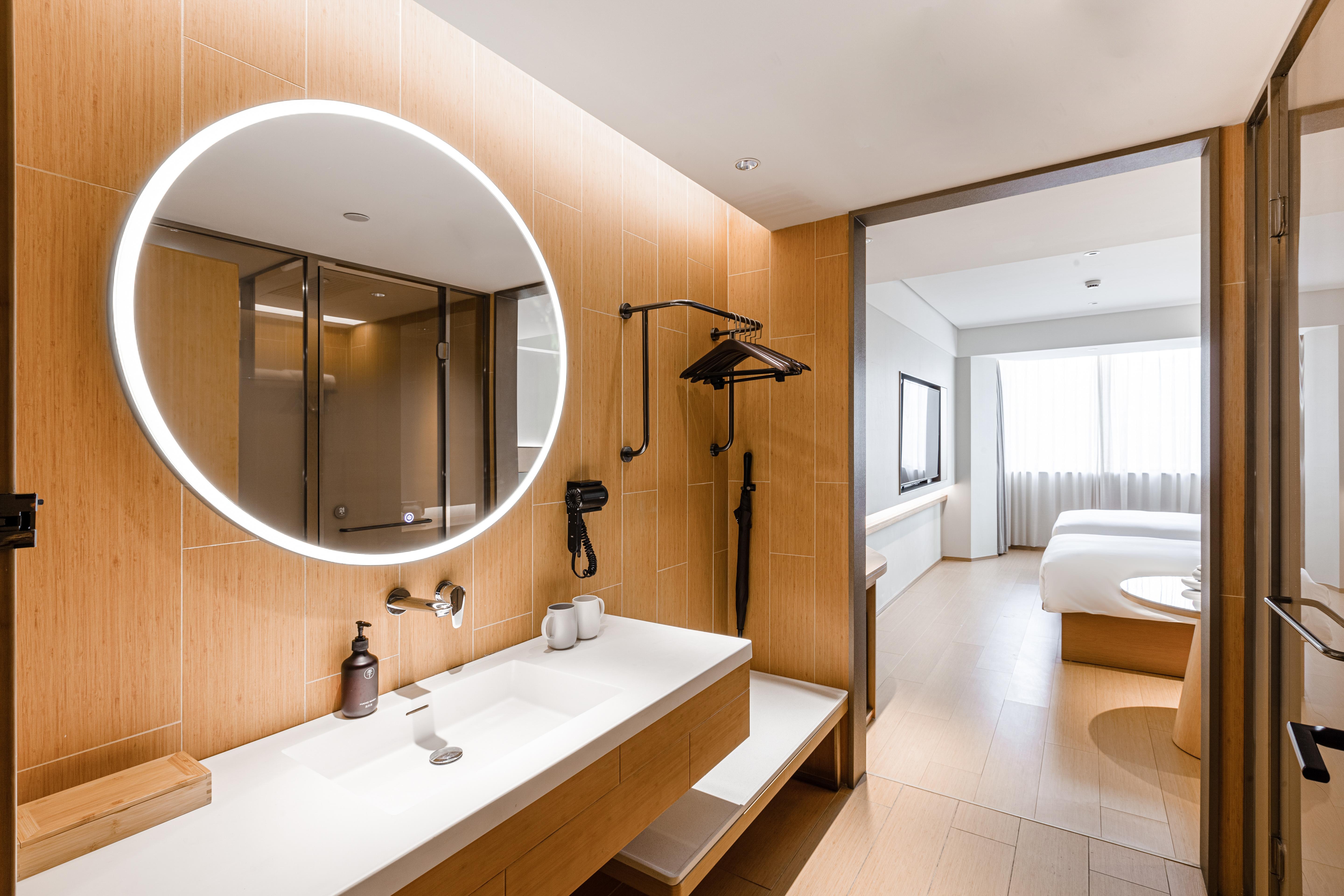 Ji Hotel (Shanghai Lujiabang Road Metro Station) 35/37