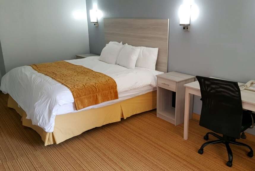 Days Inn & Suites by Wyndham Williamsburg Colonial 18/35