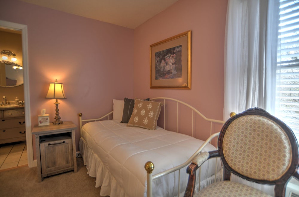 Standard, 1 Queen and 1 Single Bed, Resort View