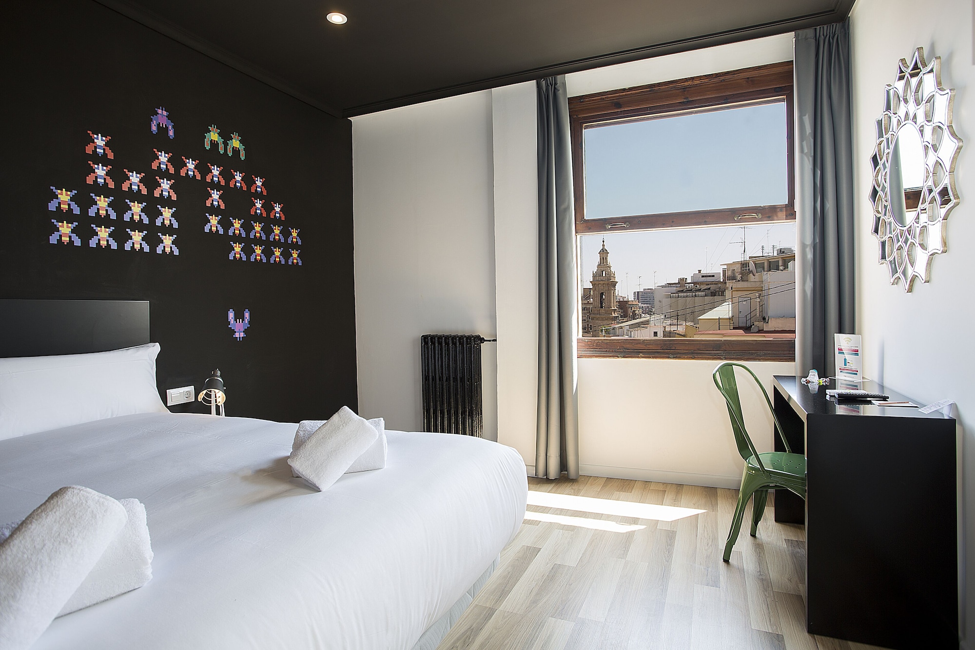 ROOM, DOUBLE BED