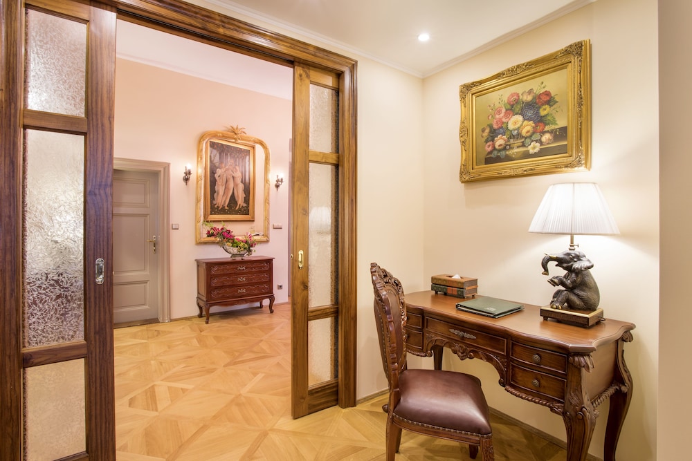 Iron Gate Hotel And Suites 45/71