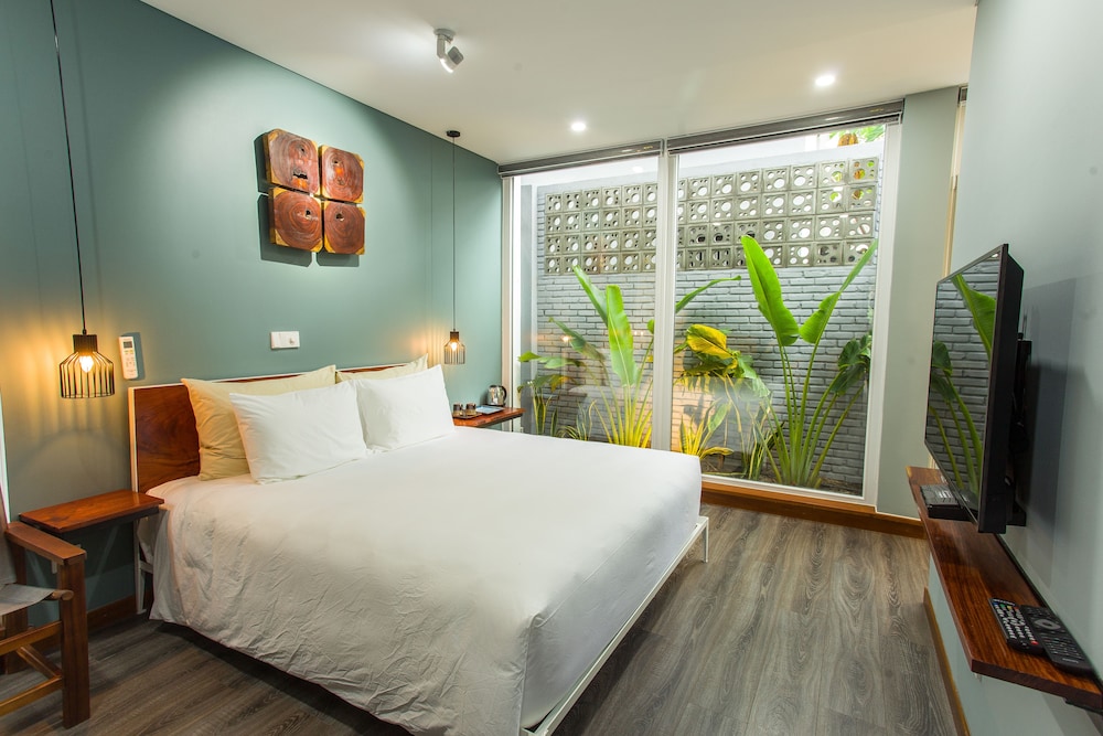 Premium, King Bed, Pool View, Pool Access