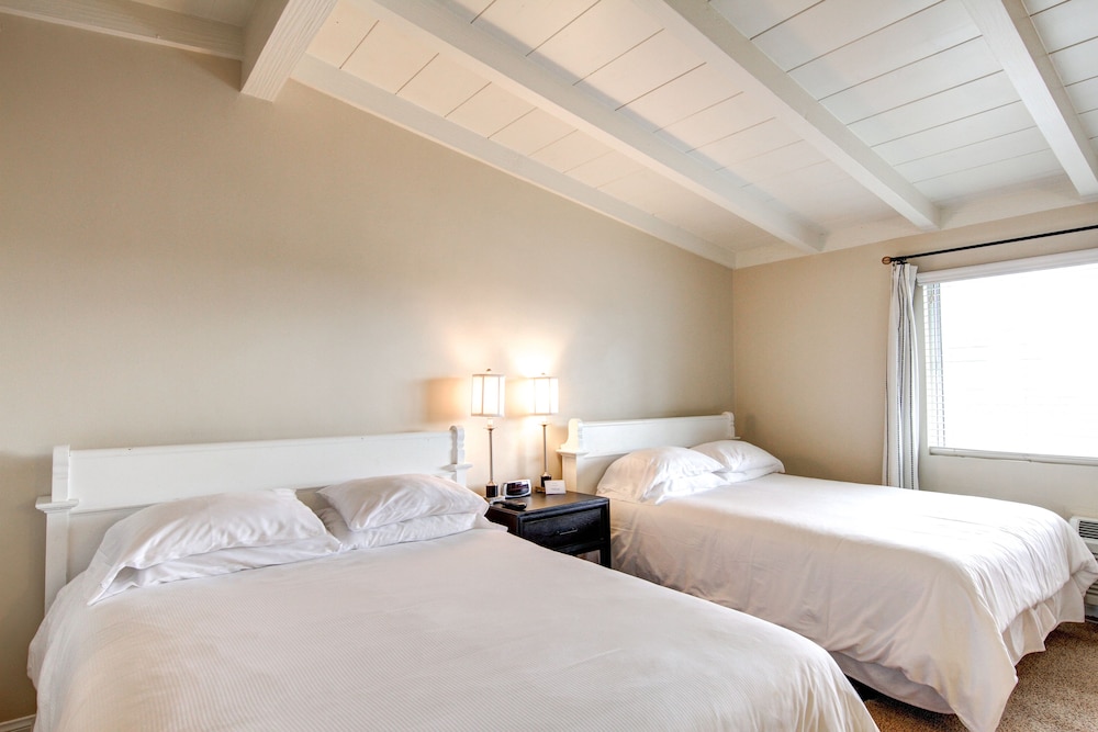 room, 2 queen beds, kitchen