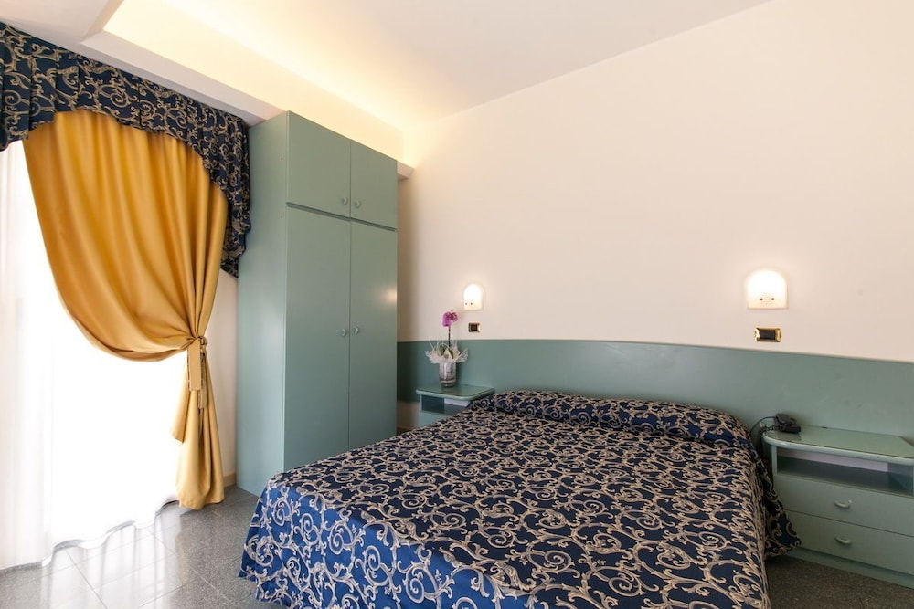 Hotel Ambassador 23/48