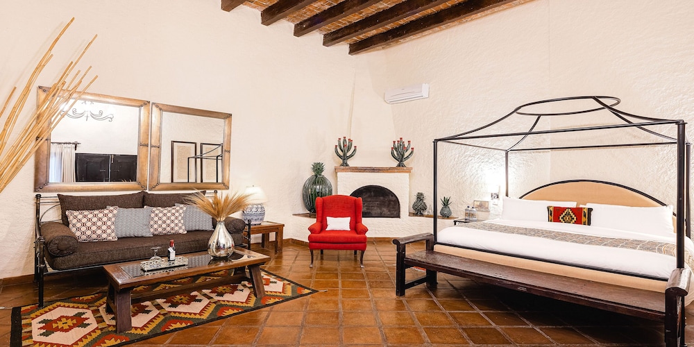 Grand, Master, Suite, King Bed, Sofa