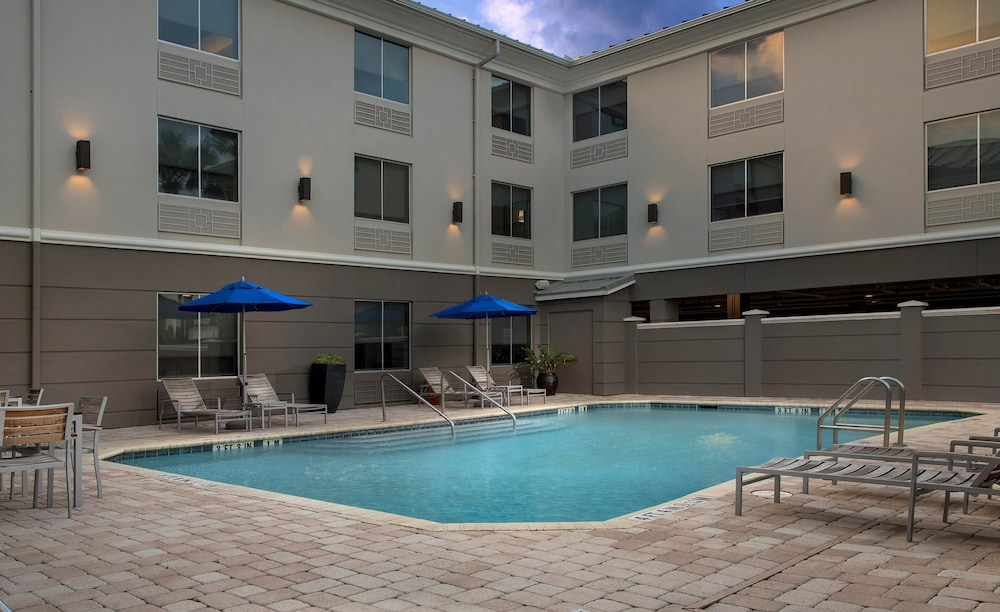 Holiday Inn Express Jacksonville Beach 3/45